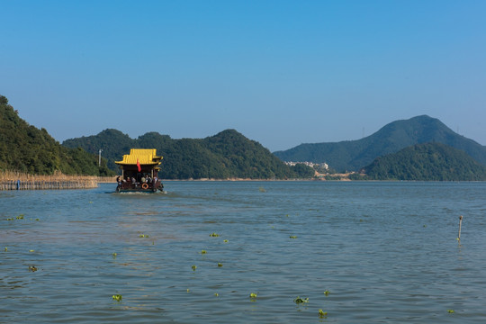 青山湖游船 游船 湖泊 水面