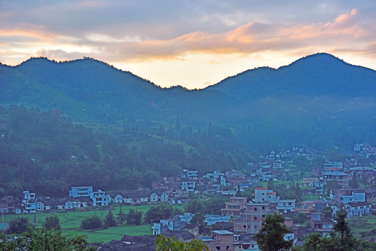 山村日出