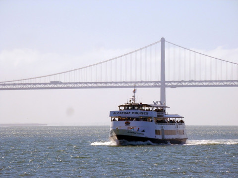 旧金山海湾大桥和游轮