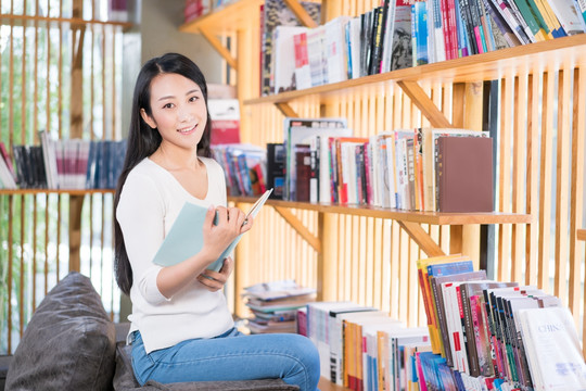 年轻女子在书店看书