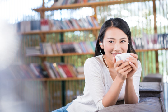 年轻女子的悠闲时光