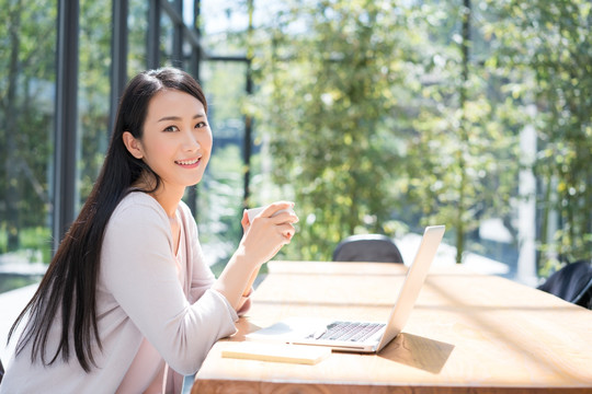 年轻女子使用电脑