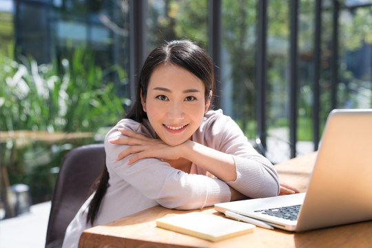 年轻女子使用电脑