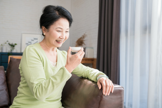 一个老年女人在喝茶