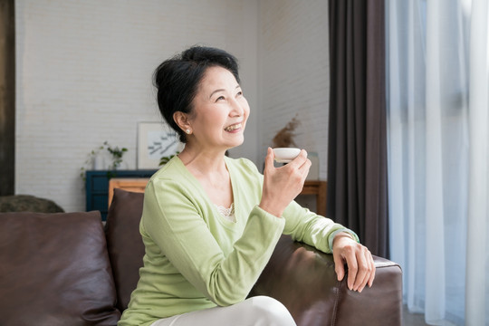 一个老年女人在喝茶