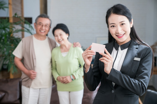 年轻女子向一对老夫妻介绍产品