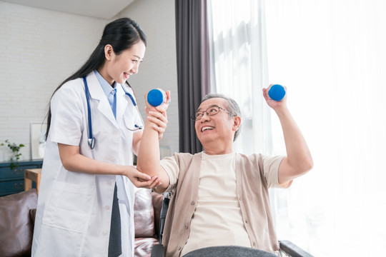 年轻的女医生在给老人做康复