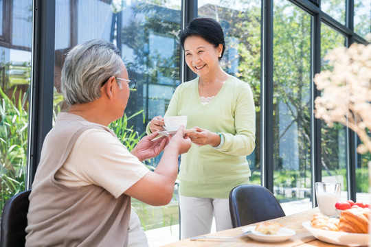 一对老夫妻在吃早餐