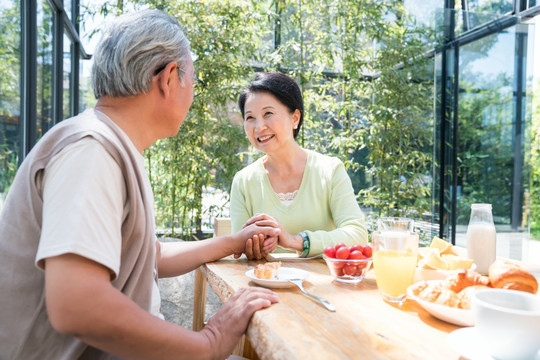 一对老夫妻在吃早餐