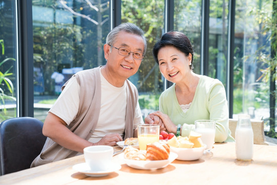 一对老夫妻在吃早餐