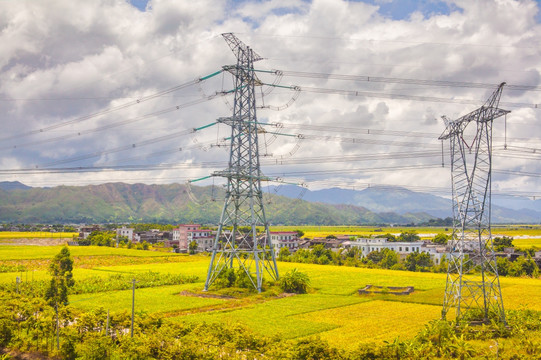 乡村高压线铁塔