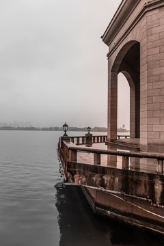 细雨金鸡湖