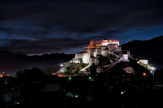 布达拉宫夜景