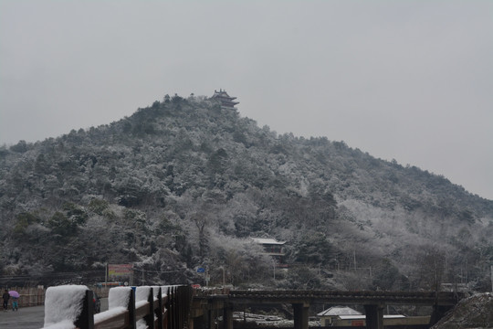 山的雪景