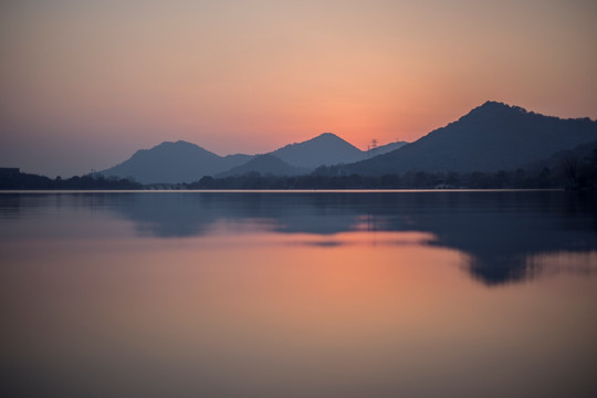 水面夕阳