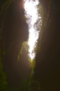 龙水峡地缝 山谷风光仰拍