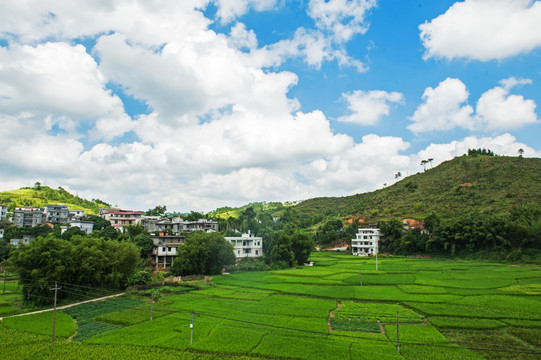 蓝天白云 山村田野