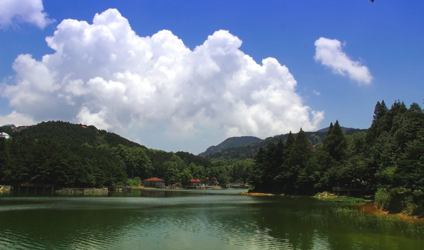 蓝天白云青山绿水