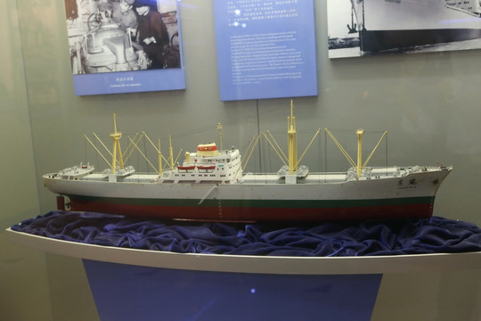 江南造船厂的东风号油轮模型
