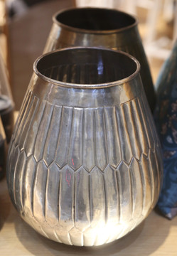 竖线纹敞口金属花瓶