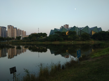 大运中心湖畔美景