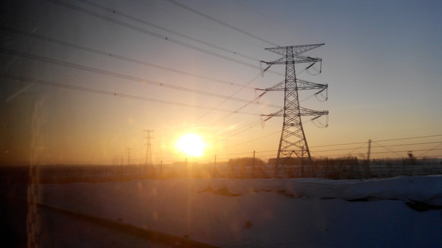 车窗外的高压电线杆 夕阳