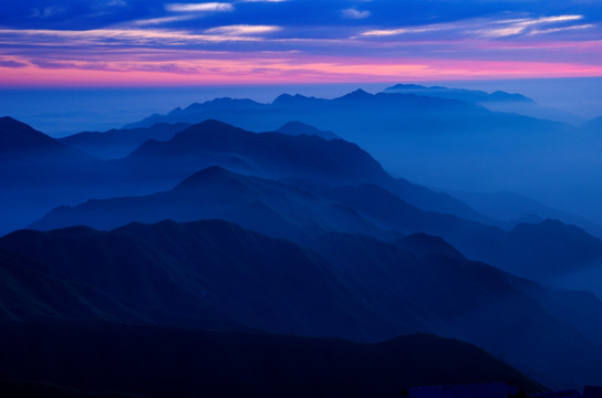 日出 山峦