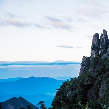 高耸入云的山峰