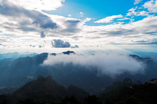 雾罩青山