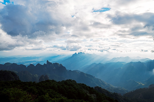 层峦叠嶂