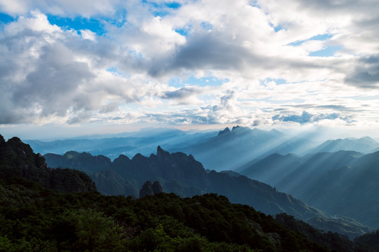 夕阳下的三清山