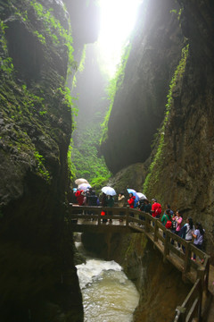 峡谷溪流 绝壁栈道游人