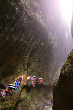 峡谷溪流 绝壁栈道游人