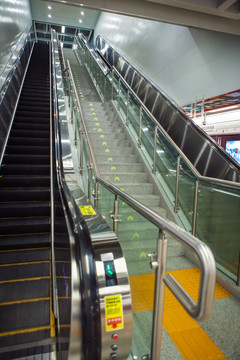 深圳地铁站扶手梯
