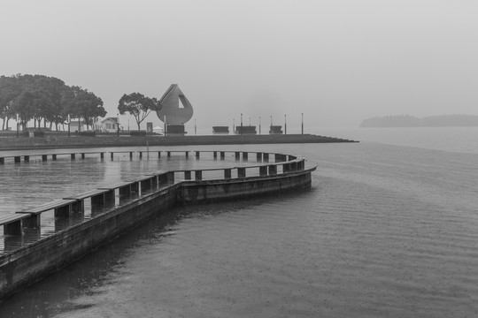 金鸡湖雨景