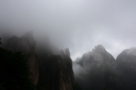 雾中的三清山 水墨山水画