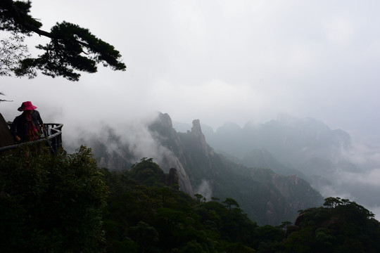 雾中的三清山 水墨山水画