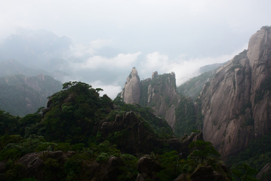 雾中的三清山 水墨山水画