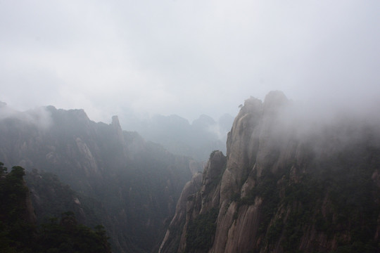 雾中的三清山 水墨山水画