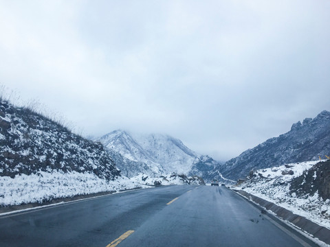 祁连山 雪山 山路