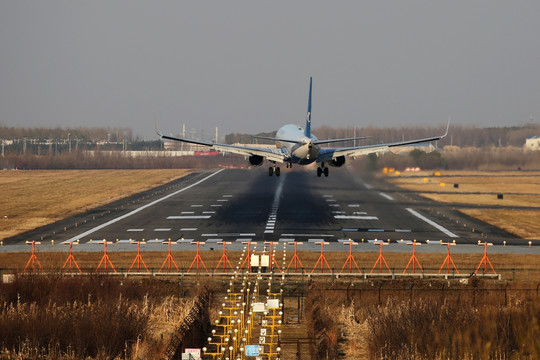 厦门航空 飞机降落 机场跑道