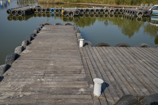 湖中栈桥