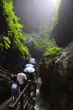 峡谷溪流 绝壁栈道游人