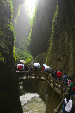 峡谷溪流 绝壁栈道游人