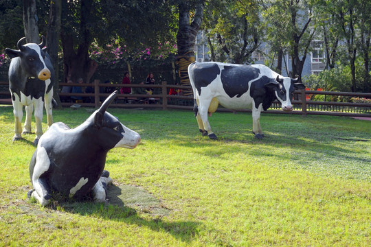 城市绿地雕塑 奶牛雕塑