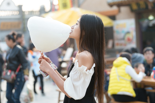 女孩在美食街旅游