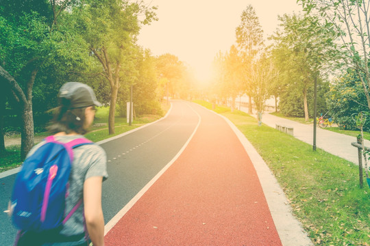 在塑胶跑道跑步的女人