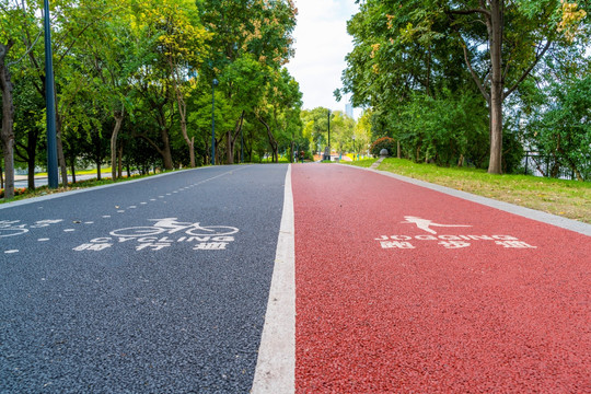 户外跑步道和自行车道