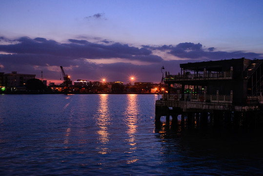 珠江河岸夜色