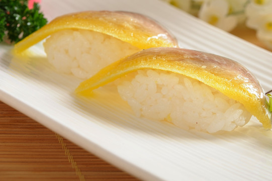 希鲮鱼籽寿司